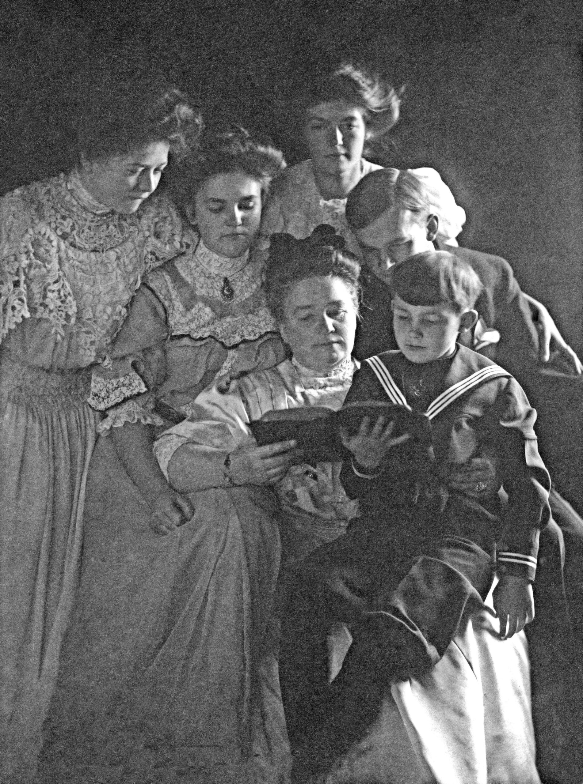 Mary Beecher Longyear and her children, circa 1900. Left to right, surrounding their mother: Helen, Judith, Abby, Jack, Robert.