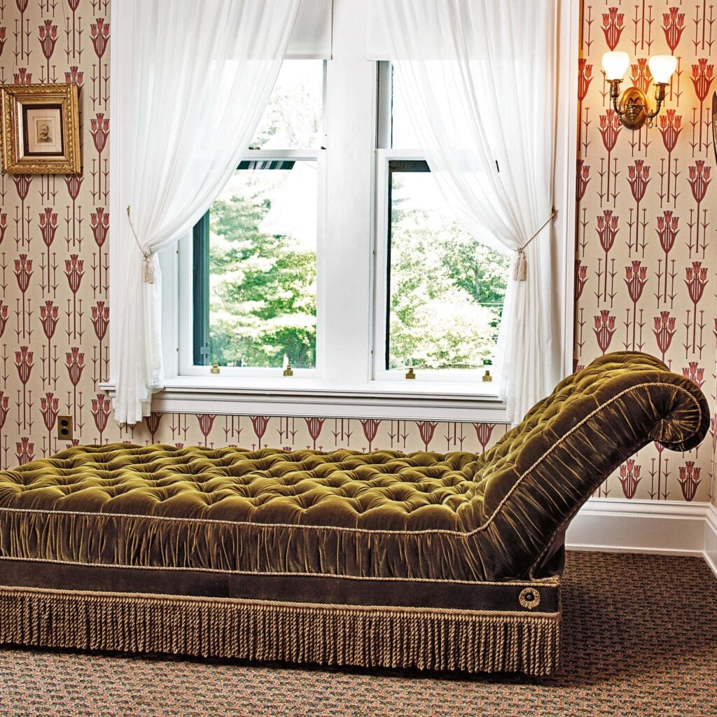 A Walk Through 400 Beacon Street: The West Room